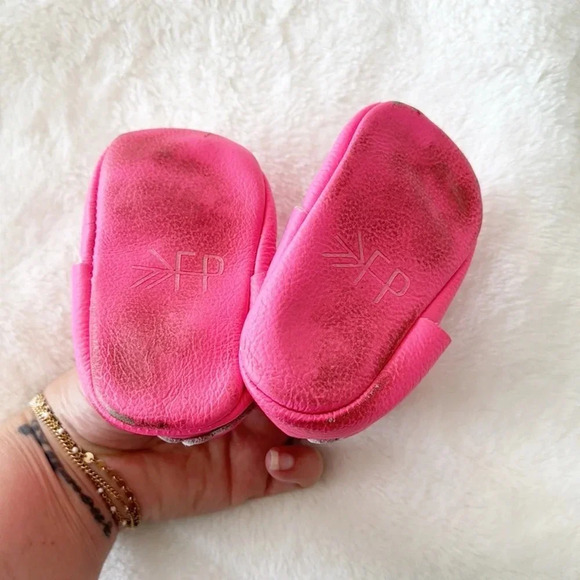 Freshly Picked Maryjane soft sole moccasins hot pink size 4 - Picture 4 of 6
